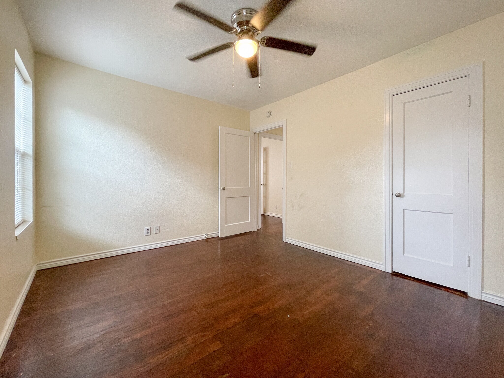 Building Photo - 1306 W 11th St