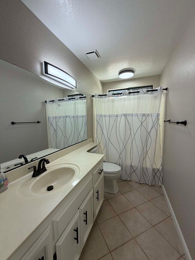 Building Photo - Beautifully Updated 3 Bedroom Home