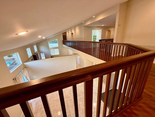 Building Photo - 9 Rooms  6 Bedroom 4 baths Granite Kitchen Executive Home For $5990