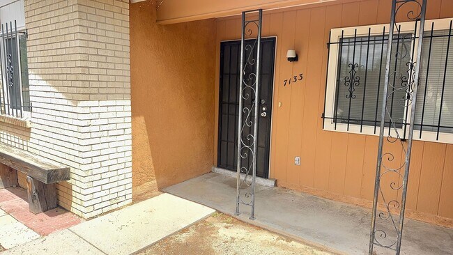 Building Photo - 3 Bed updated gem!