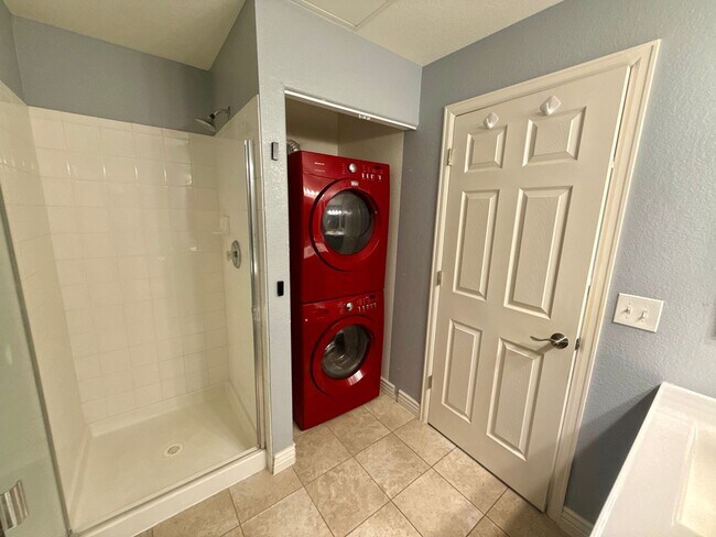 Building Photo - Spacious, Updated 2BR / 2 BA Condo in Gated Community!