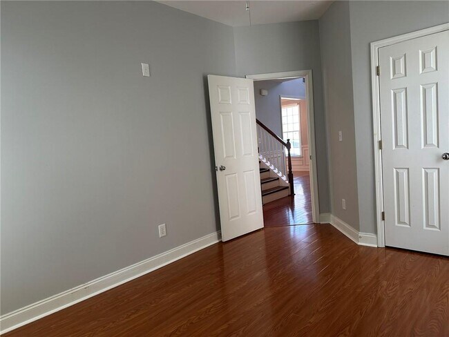 Building Photo - 669 Maple Grove Way
