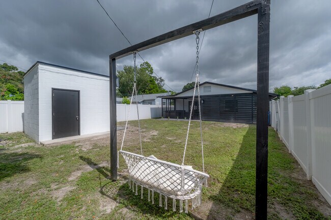 Building Photo - 2400 34th Ave N