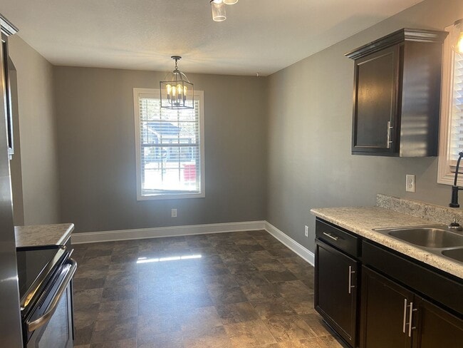 Building Photo - Sweet 3 bed 2 bath.  No Backyard Neighbors.