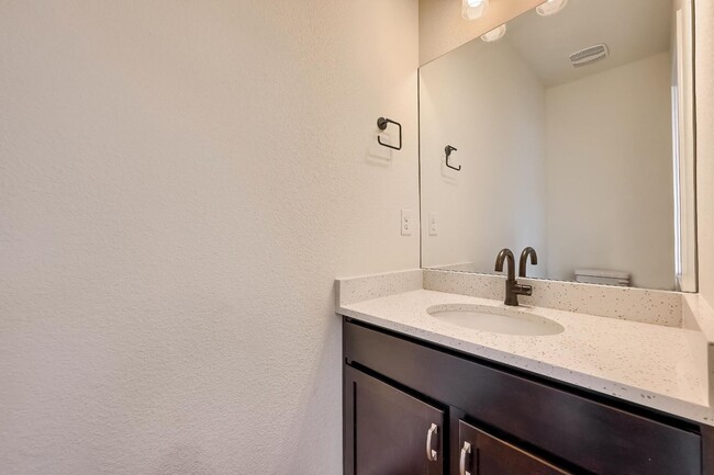 Building Photo - 3 Bedroom Townhome in Englewood