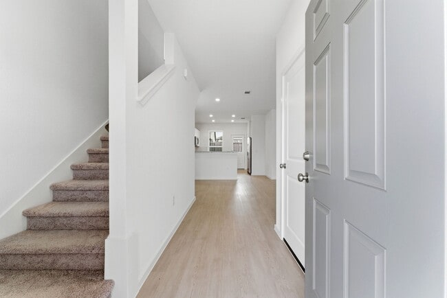 Building Photo - 26017 Hampshire Dr