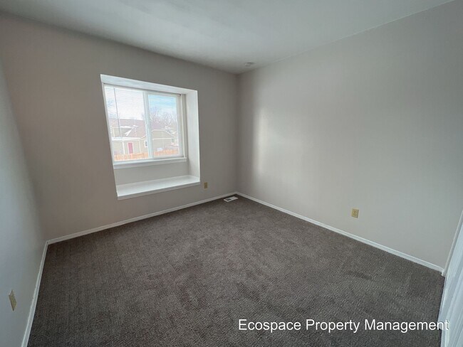 Building Photo - Four Bedroom House in the Smoky Hill neigh...