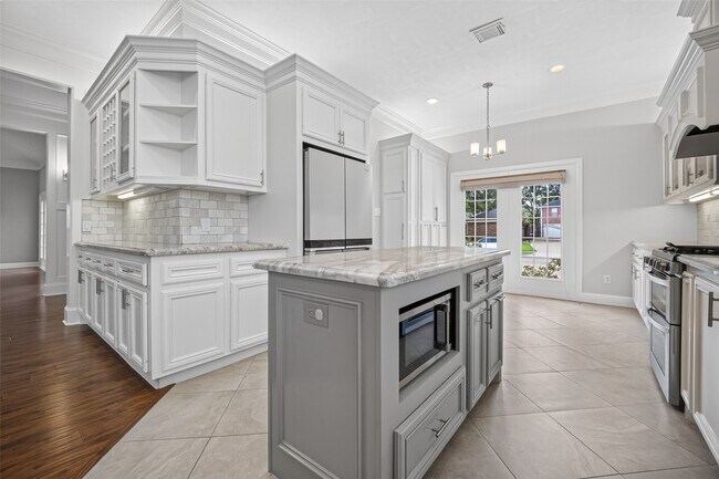 Building Photo - 10310 Chevy Chase Dr