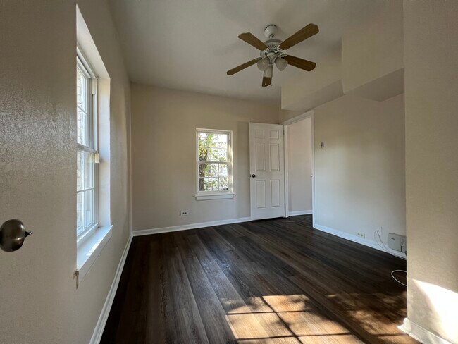 Building Photo - 1712 Bay Ave