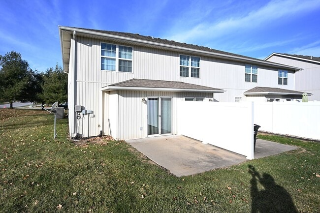 Building Photo - 3 Bedroom, 2.5 bath Townhome with 1 car garage!