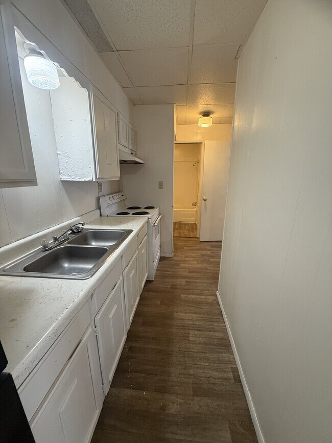 Building Photo - Charming 1-Bedroom Retreat in Heart of Seminole