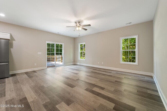 Building Photo - 133 Navy Blue Dr