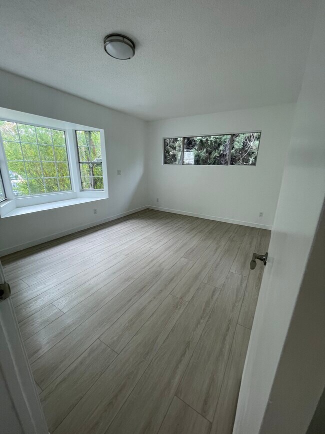 Building Photo - 10157 Swinton Ave