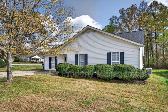 Building Photo - 701 Ashcroft Rd