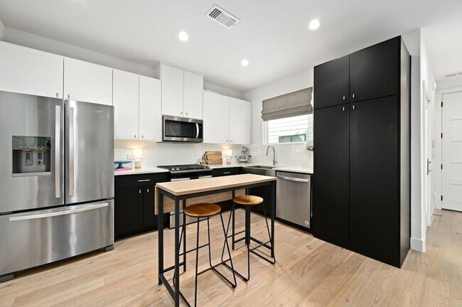 Building Photo - 5212 Huisache St