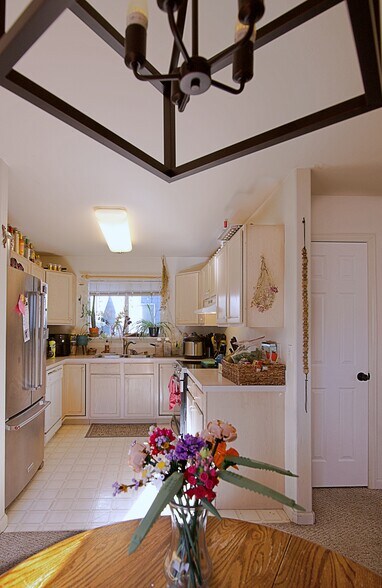Kitchen: all new stainless appliances (Bosch dishwasher) - 903 Terry St