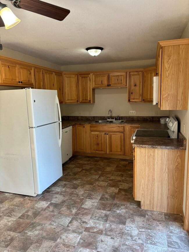 Building Photo - 3 Bedroom, 3.5 Bath w/Garage Single Family Home in Camanche, IA