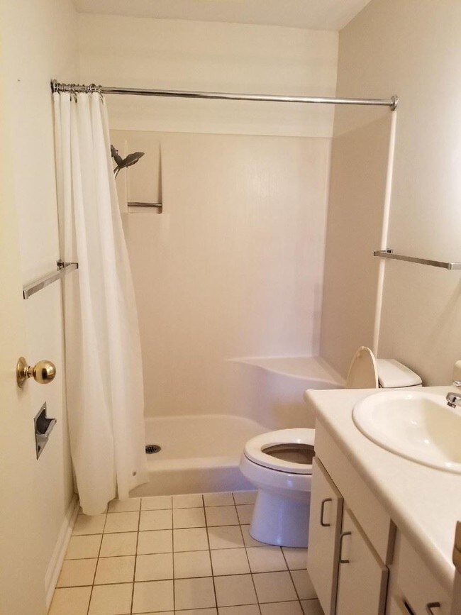 Building Photo - 3 br, 2 bath House - 13 Cresthill Dr. #30