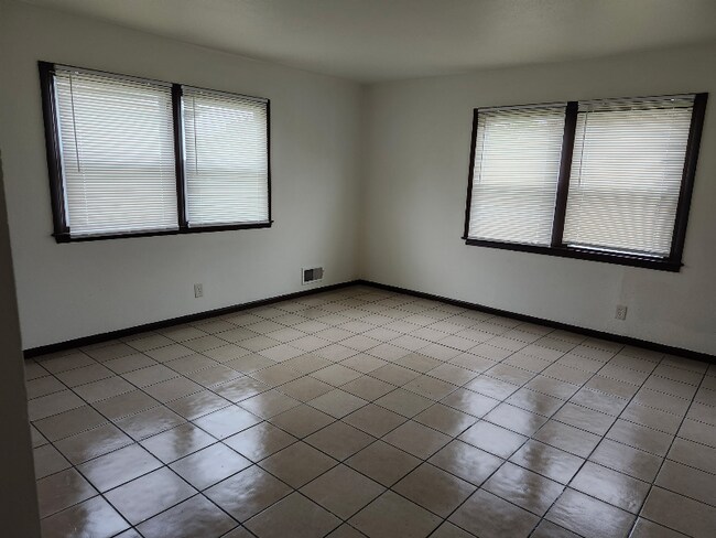 Building Photo - 7210 W Hampton Ave