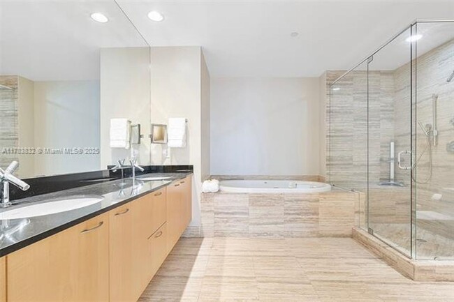 Building Photo - 15811 Collins Ave