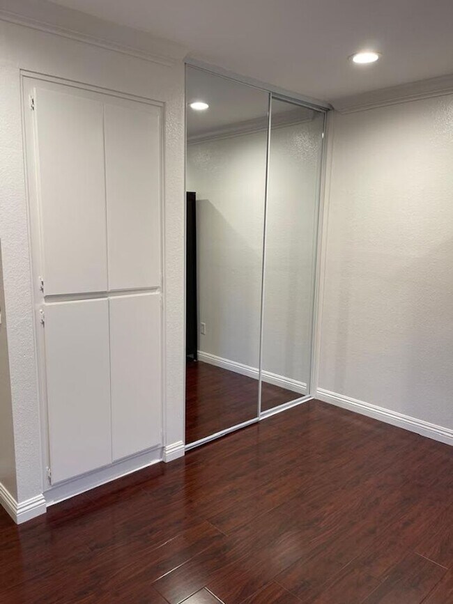 Building Photo - Furnished Tri-Level Townhome | 3BR/3BA | P...