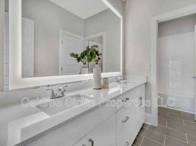 Building Photo - 456 Parkway Dr NE