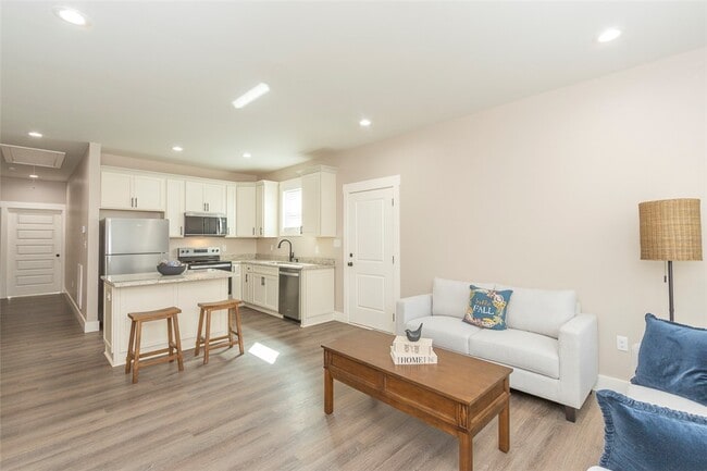 Building Photo - 413 W 2nd Ave