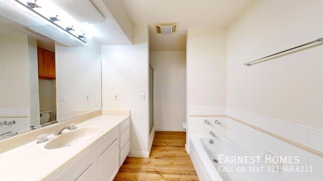 Building Photo - 4915 Tyrone Ave
