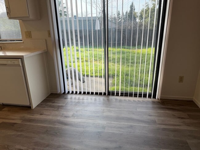 Building Photo - Remodeled 3 bedroom 2 bath house in Citrus Heights HUGE YARD