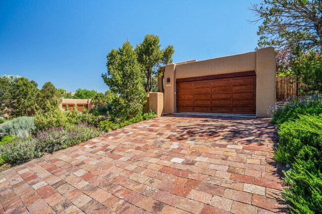 Building Photo - Northside Santa Fe Home