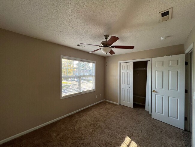 Building Photo - 216 Palace Cir