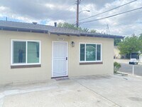 Building Photo - Remodeled 1 bed, 1 bath Condo in Central S...