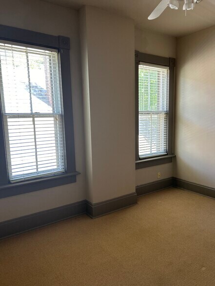 Building Photo - 118 E Kossuth St
