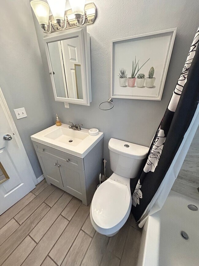 Building Photo - Beautifully Updated Furnished 2 Bed 1 Bath with Fenced Yard!