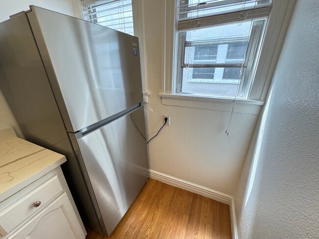 Building Photo - 1960 Argyle Ave