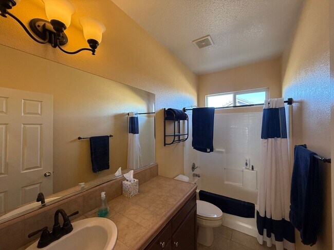 Building Photo - West Palmdale 3 Bedroom Home