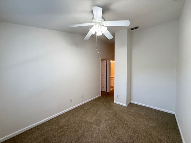 Building Photo - Beautiful 2-Bedroom Townhome with Loft and...