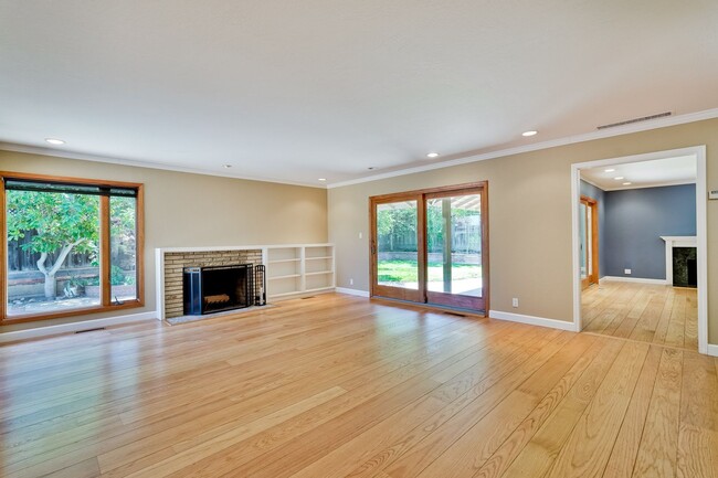 Building Photo - Excellent 3 Bedroom 2 Bath In A Great Neig...