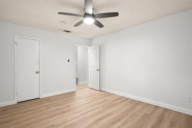 Building Photo - 8603 Woodstone Dr
