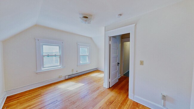 Building Photo - [In-Unit Laundry; Garden] Townhouse-Style Living, with Historical Details & Parking!