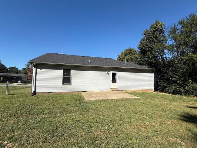 Building Photo - 3 Bedroom 2 Bathroom Home
