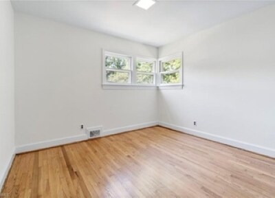 Building Photo - 9 Hawthorne Ln