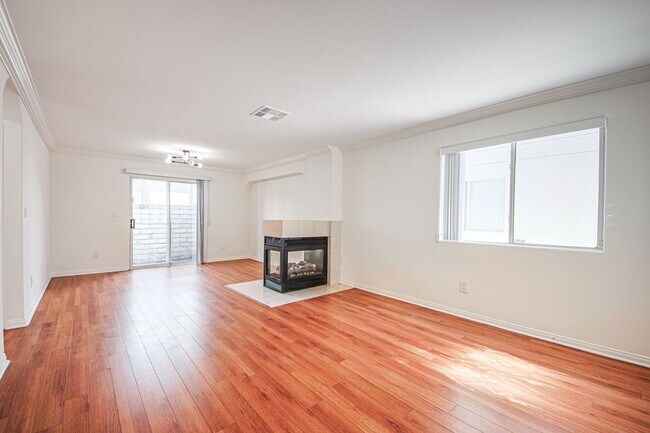 Building Photo - Fully Renovated 4 Bed/3.5Bath Home with Garage + Private Yard