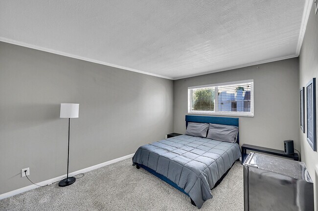 Building Photo - 2920 SW 22nd Ave