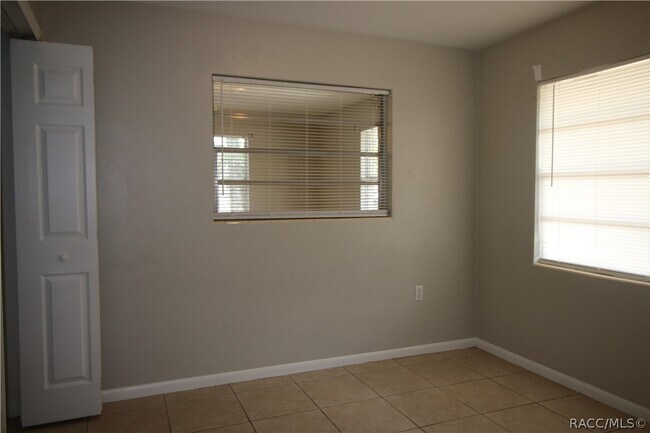 Building Photo - 13 S Washington St