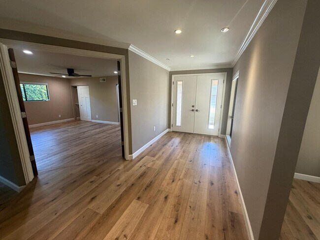 Building Photo - 9225 N Arroya Vista Dr W