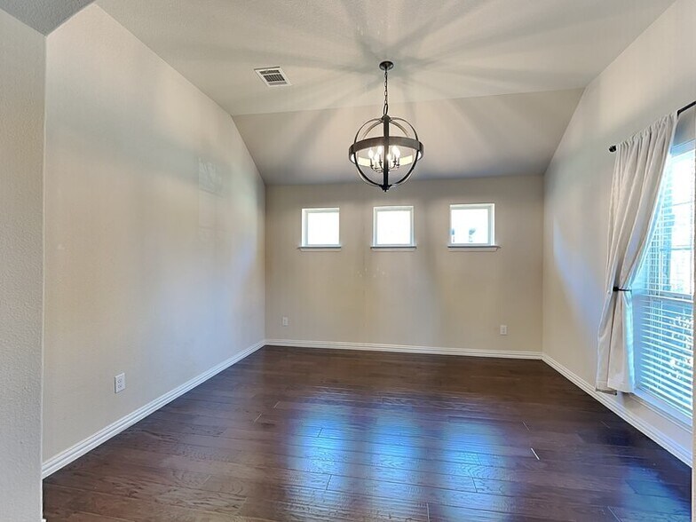 Building Photo - 816 Water Garden Cir