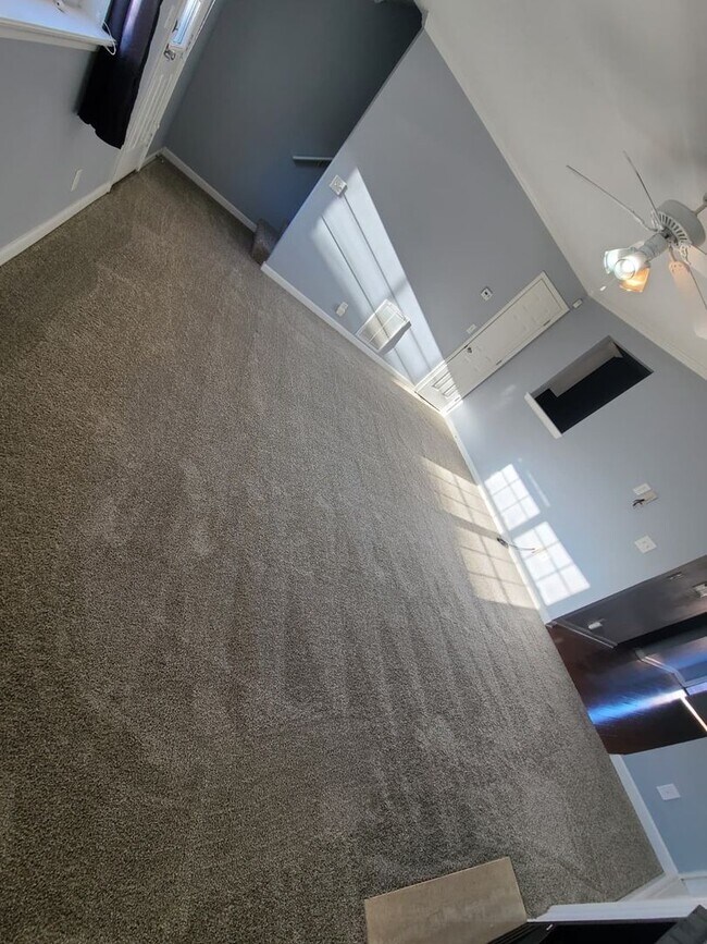 Building Photo - Donelson Townhome!