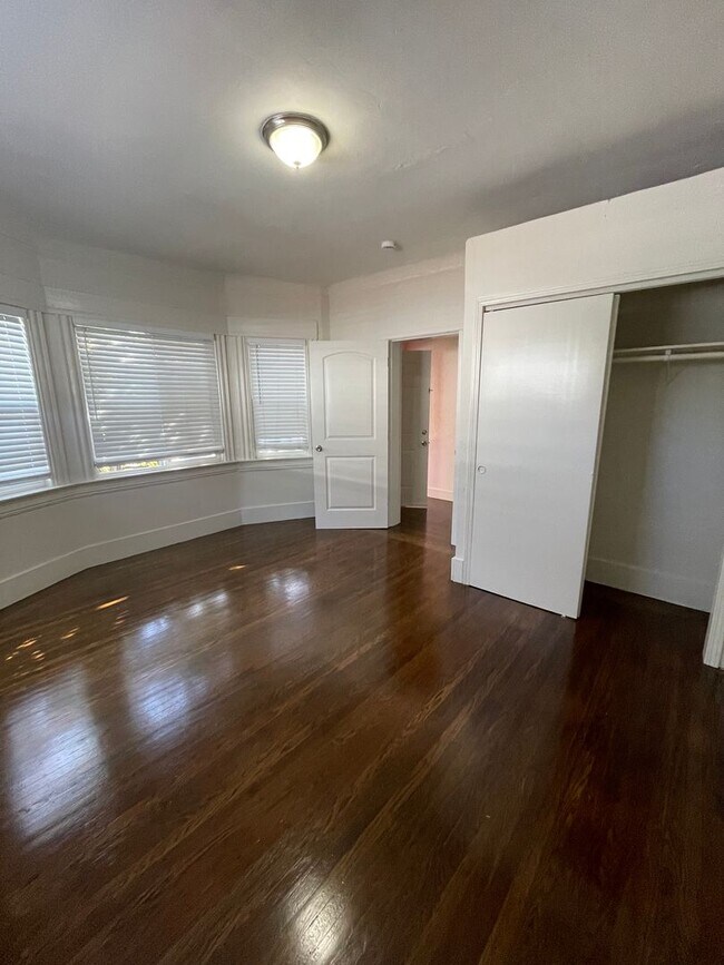 Building Photo - Great Upper Unit