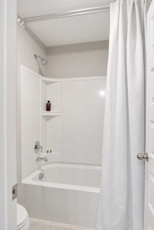 Building Photo - Spacious 3BR End-Unit with Main-Level Primary & Office